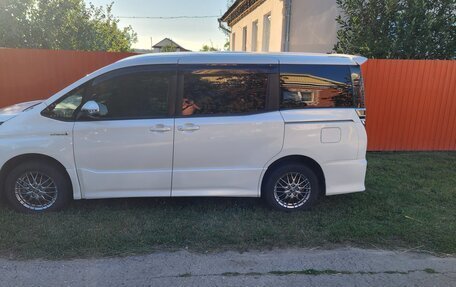 Toyota Voxy III, 2017 год, 2 250 000 рублей, 4 фотография