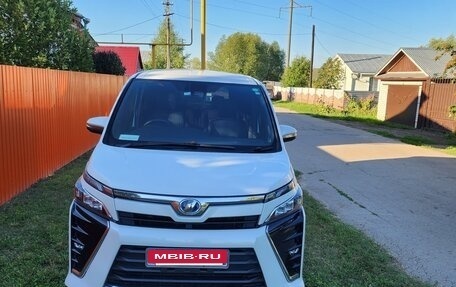 Toyota Voxy III, 2017 год, 2 250 000 рублей, 2 фотография