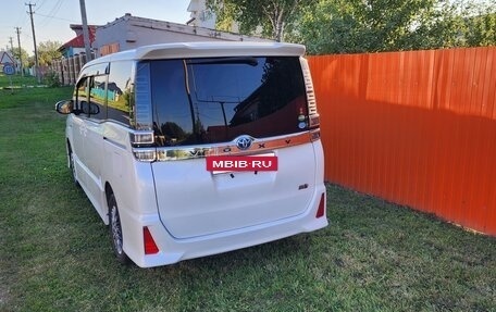 Toyota Voxy III, 2017 год, 2 250 000 рублей, 5 фотография