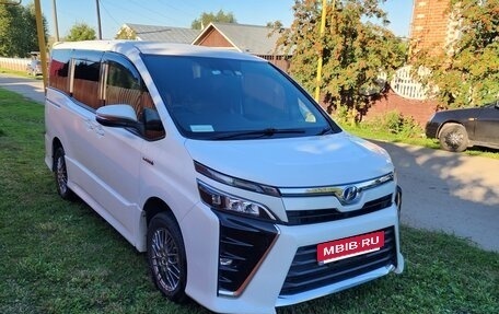 Toyota Voxy III, 2017 год, 2 250 000 рублей, 3 фотография