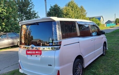 Toyota Voxy III, 2017 год, 2 250 000 рублей, 6 фотография