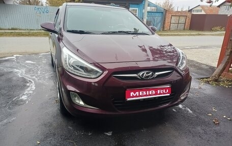 Hyundai Solaris II рестайлинг, 2013 год, 800 000 рублей, 1 фотография