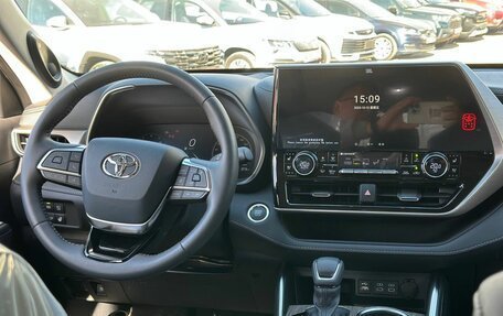 Toyota Highlander, 2025 год, 5 900 000 рублей, 26 фотография