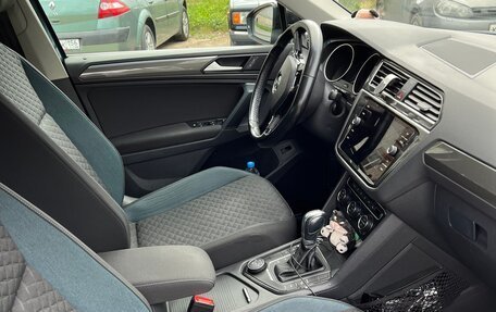 Volkswagen Tiguan II, 2019 год, 2 200 000 рублей, 2 фотография
