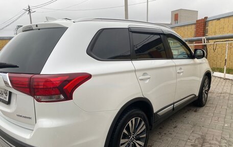 Mitsubishi Outlander III рестайлинг 3, 2018 год, 2 100 000 рублей, 3 фотография