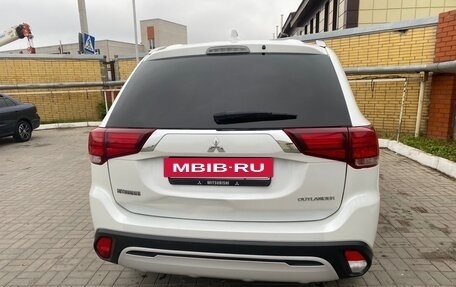 Mitsubishi Outlander III рестайлинг 3, 2018 год, 2 100 000 рублей, 2 фотография