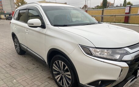 Mitsubishi Outlander III рестайлинг 3, 2018 год, 2 100 000 рублей, 5 фотография