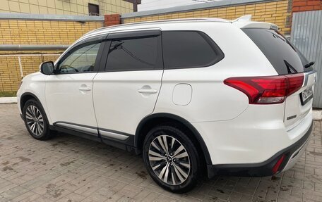 Mitsubishi Outlander III рестайлинг 3, 2018 год, 2 100 000 рублей, 6 фотография
