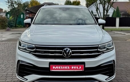 Volkswagen Tiguan II, 2021 год, 3 799 000 рублей, 3 фотография