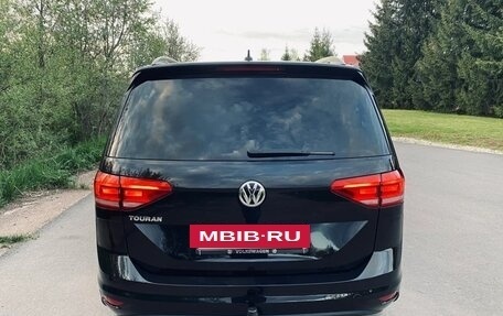 Volkswagen Touran III, 2019 год, 1 650 000 рублей, 2 фотография