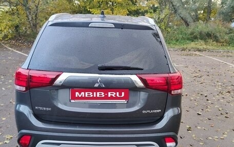 Mitsubishi Outlander III рестайлинг 3, 2018 год, 1 390 000 рублей, 5 фотография