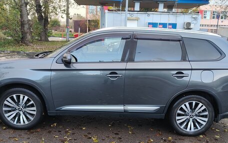 Mitsubishi Outlander III рестайлинг 3, 2018 год, 1 390 000 рублей, 8 фотография