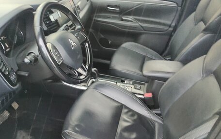 Mitsubishi Outlander III рестайлинг 3, 2018 год, 1 390 000 рублей, 11 фотография