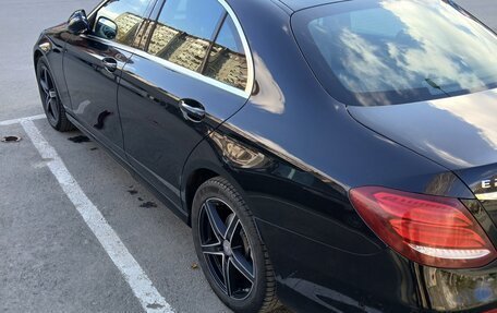 Mercedes-Benz E-Класс, 2019 год, 3 000 000 рублей, 4 фотография
