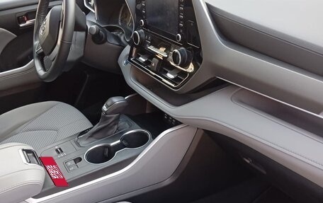 Toyota Highlander, 2022 год, 6 200 000 рублей, 2 фотография