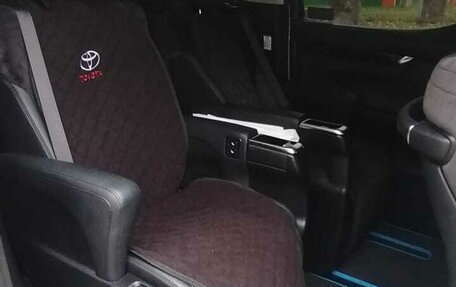 Toyota Vellfire II, 2017 год, 3 650 000 рублей, 9 фотография