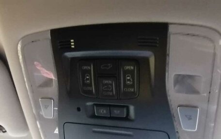 Toyota Vellfire II, 2017 год, 3 650 000 рублей, 14 фотография
