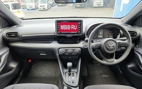 Toyota Yaris, 2021 год, 1 050 000 рублей, 9 фотография
