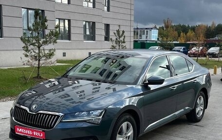 Skoda Superb III рестайлинг, 2021 год, 2 395 000 рублей, 1 фотография