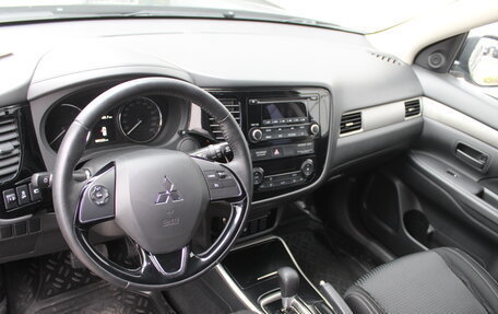 Mitsubishi Outlander III рестайлинг 3, 2017 год, 1 895 000 рублей, 5 фотография