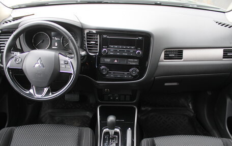 Mitsubishi Outlander III рестайлинг 3, 2017 год, 1 895 000 рублей, 6 фотография