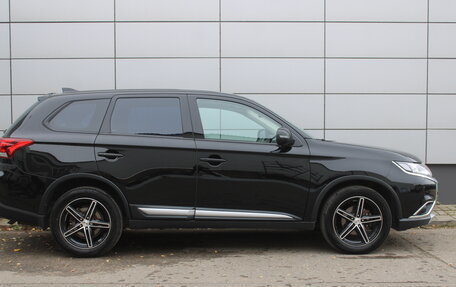 Mitsubishi Outlander III рестайлинг 3, 2017 год, 1 895 000 рублей, 8 фотография