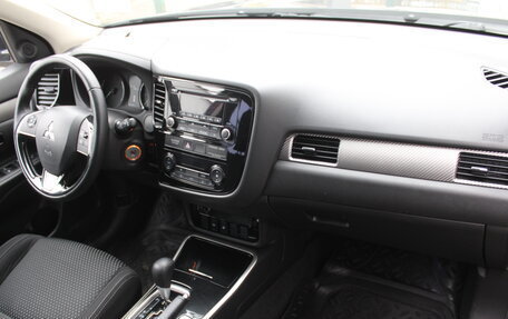 Mitsubishi Outlander III рестайлинг 3, 2017 год, 1 895 000 рублей, 4 фотография