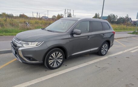 Mitsubishi Outlander III рестайлинг 3, 2020 год, 2 050 000 рублей, 3 фотография