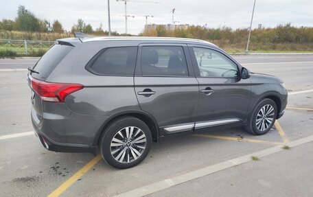 Mitsubishi Outlander III рестайлинг 3, 2020 год, 2 050 000 рублей, 5 фотография