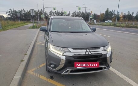 Mitsubishi Outlander III рестайлинг 3, 2020 год, 2 050 000 рублей, 2 фотография
