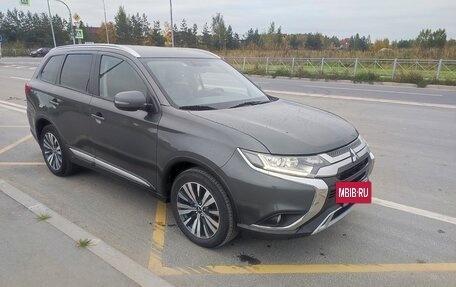 Mitsubishi Outlander III рестайлинг 3, 2020 год, 2 050 000 рублей, 4 фотография