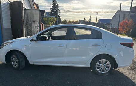 KIA Rio IV, 2018 год, 995 000 рублей, 4 фотография