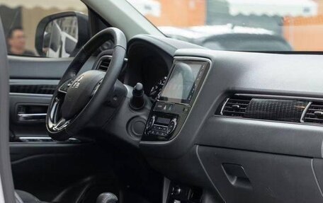 Mitsubishi Outlander III рестайлинг 3, 2022 год, 2 080 000 рублей, 3 фотография