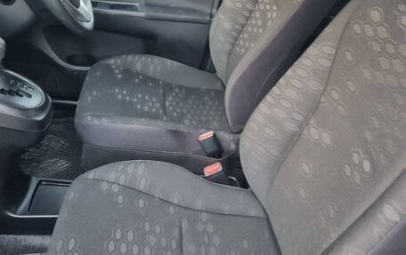 Toyota Ractis II, 2011 год, 850 000 рублей, 4 фотография