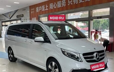 Mercedes-Benz V-Класс, 2022 год, 5 770 000 рублей, 3 фотография