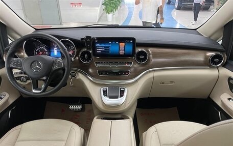 Mercedes-Benz V-Класс, 2022 год, 5 770 000 рублей, 10 фотография