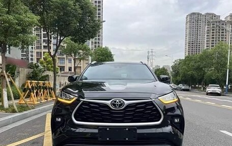 Toyota Highlander, 2022 год, 3 680 000 рублей, 2 фотография