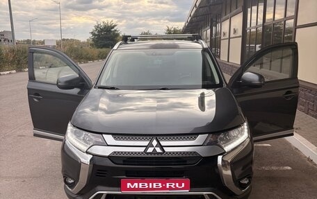 Mitsubishi Outlander III рестайлинг 3, 2019 год, 1 790 000 рублей, 1 фотография