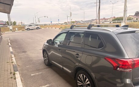 Mitsubishi Outlander III рестайлинг 3, 2019 год, 1 790 000 рублей, 3 фотография