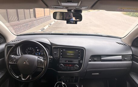 Mitsubishi Outlander III рестайлинг 3, 2019 год, 1 790 000 рублей, 6 фотография