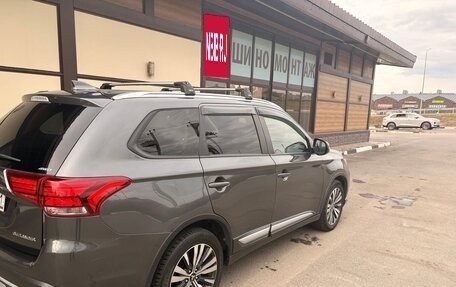 Mitsubishi Outlander III рестайлинг 3, 2019 год, 1 790 000 рублей, 4 фотография