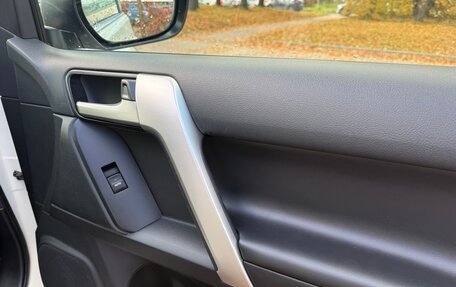 Toyota Land Cruiser Prado 150 рестайлинг 2, 2019 год, 5 250 000 рублей, 21 фотография