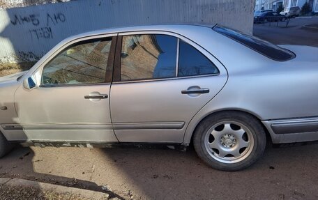 Mercedes-Benz E-Класс, 1998 год, 370 000 рублей, 3 фотография