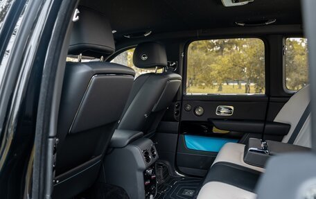 Rolls-Royce Cullinan, 2024 год, 62 000 000 рублей, 7 фотография