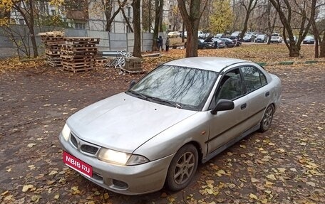 Mitsubishi Carisma I, 1997 год, 145 000 рублей, 1 фотография
