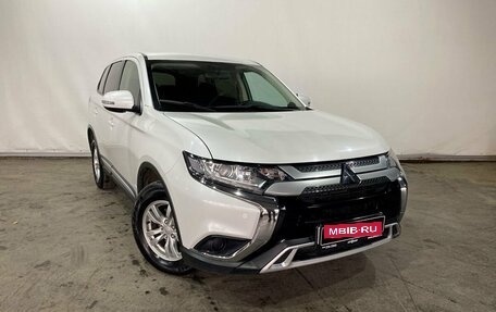 Mitsubishi Outlander III рестайлинг 3, 2018 год, 2 150 000 рублей, 3 фотография