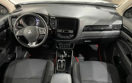 Mitsubishi Outlander III рестайлинг 3, 2018 год, 2 150 000 рублей, 9 фотография