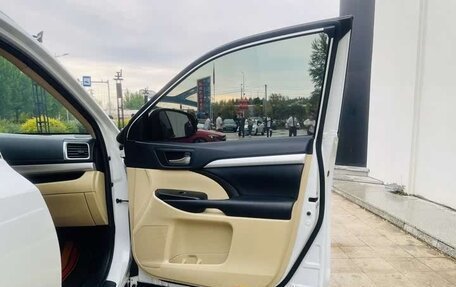 Toyota Highlander III, 2021 год, 2 930 000 рублей, 10 фотография