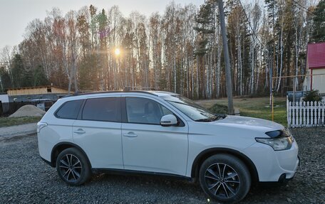 Mitsubishi Outlander III рестайлинг 3, 2013 год, 1 370 000 рублей, 2 фотография