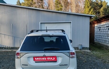 Mitsubishi Outlander III рестайлинг 3, 2013 год, 1 370 000 рублей, 4 фотография